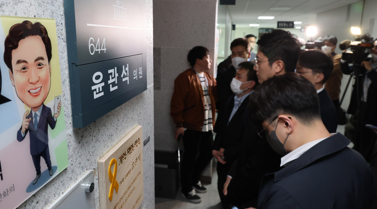 검찰 관계자들이 12일 오전 서울 여의도 국회 의원회관 윤관석 의원실 앞에서 압수수색을 하기 위해 대기하고 있다. 검찰은 지난 2021년 치러진 더불어민주당 당 대표 선거 과정에서 불법 정치자금이 오간 정황을 잡고 강제 수사에 나섰다. [연합]