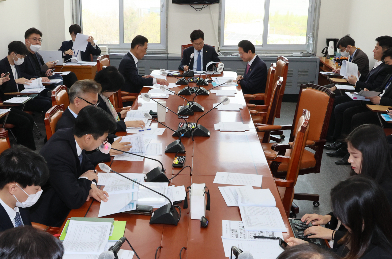 12일 오전 국회에서 기획재정위원회 경제재정소위원회가 신동근 위원장 주재로 열리고 있다. 연합뉴스