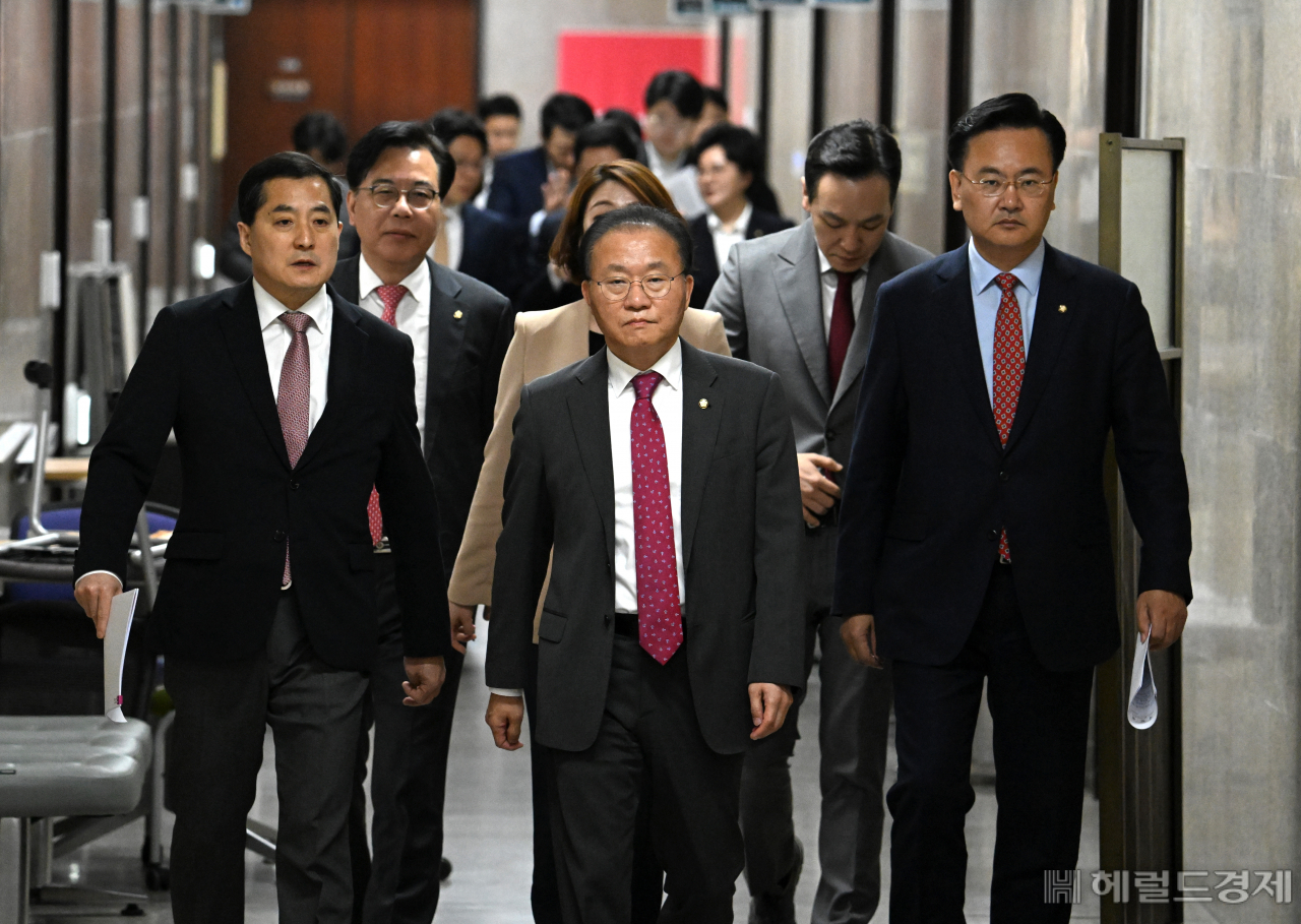 윤재옥(가운데) 원내대표와 지도부가 13일 서울 영등포구 여의도 국회의사당 본청에서 열린 국민의힘 최고위원회의에 참석하기위해 들어서고 있다. 임세준 기자