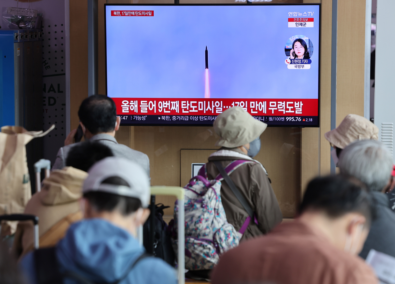 북한이 중거리급 이상 탄도미사일을 발사한 13일 오전 서울역 대합실에 관련 뉴스가 나오고 있다. [연합]