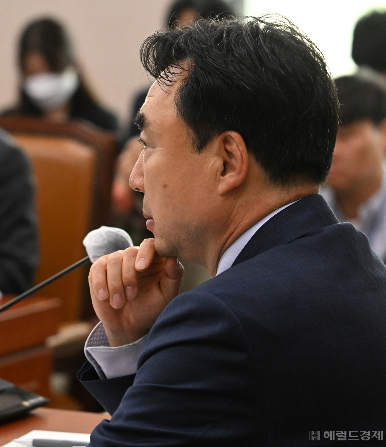 윤관석 산업통상자원중소벤처기업위원회 위원장이 13일 서울 영등포구 여의도 국회의사당 본청에서 열린 산업통상자원중소벤처기업위원회 전체회의에 참석한 가운데 생각에 잠겨 있다. 임세준 기자