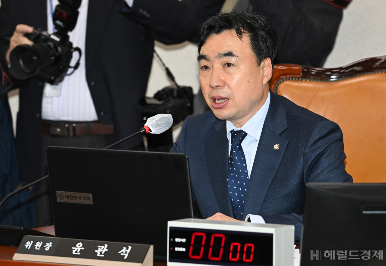 윤관석 산업통상자원중소벤처기업위원회 위원장이 13일 서울 영등포구 여의도 국회의사당 본청에서 열린 산업통상자원중소벤처기업위원회 전체회의에 참석하고 있다. 임세준 기자