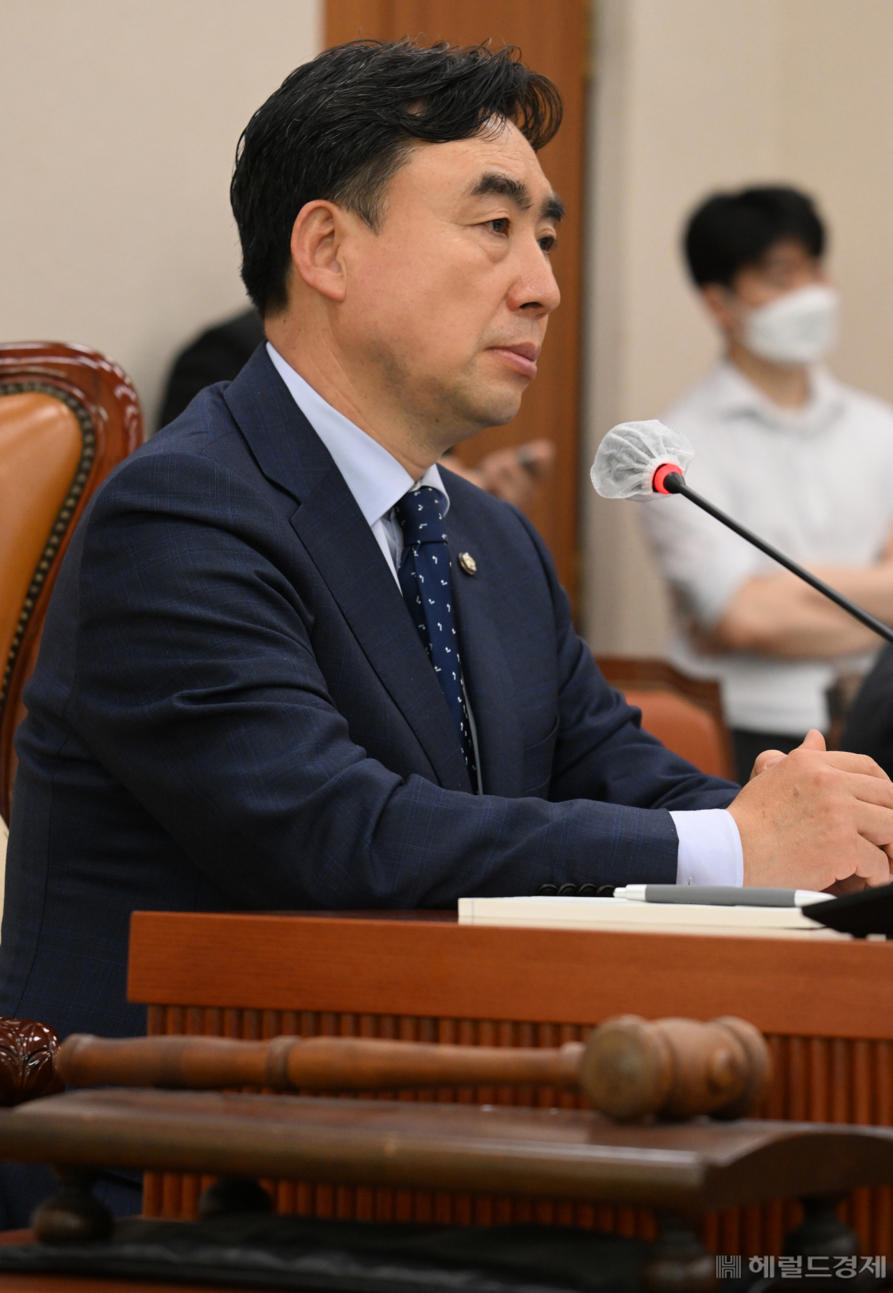 윤관석 산업통상자원중소벤처기업위원회 위원장이 13일 서울 영등포구 여의도 국회의사당 본청에서 열린 산업통상자원중소벤처기업위원회 전체회의에 참석하고 있다. 임세준 기자