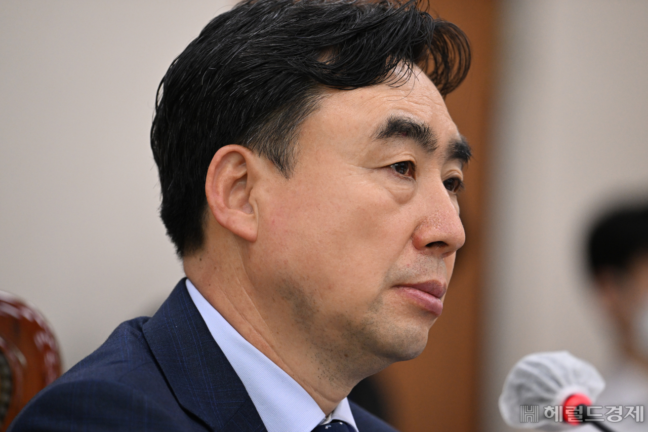 윤관석 산업통상자원중소벤처기업위원회 위원장이 13일 서울 영등포구 여의도 국회의사당 본청에서 열린 산업통상자원중소벤처기업위원회 전체회의에 참석하고 있다. 임세준 기자