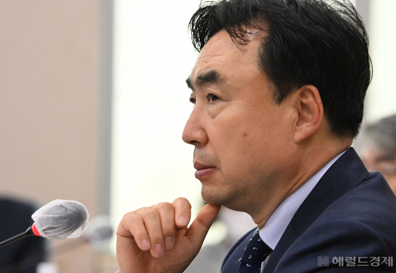 윤관석 산업통상자원중소벤처기업위원회 위원장이 13일 서울 영등포구 여의도 국회의사당 본청에서 열린 산업통상자원중소벤처기업위원회 전체회의에 참석하고 있다. 임세준 기자