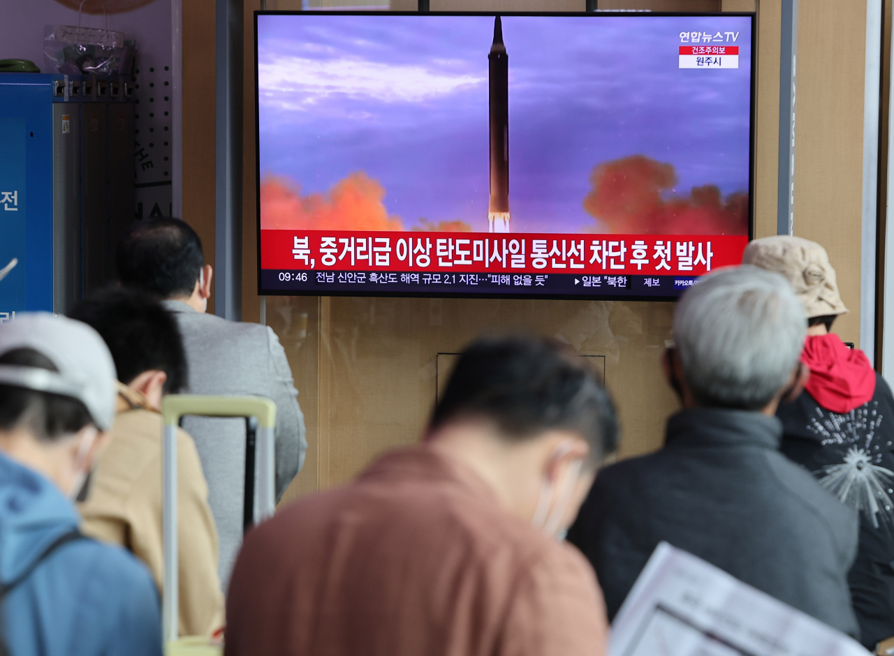 북한이 중거리급 이상 탄도미사일을 발사한 13일 오전 서울역 대합실에 관련 뉴스가 나오고 있다. [연합]