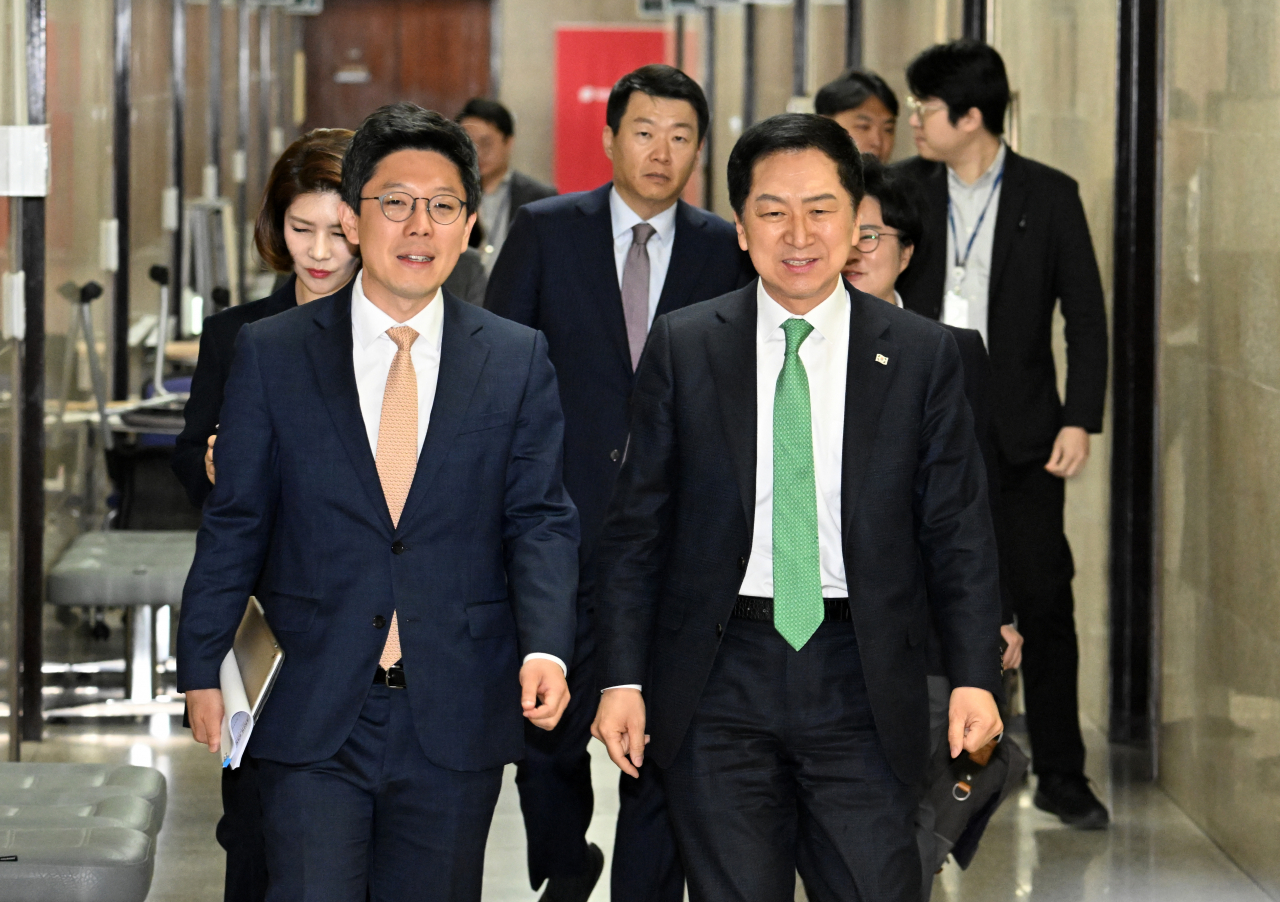 김기현(오른쪽) 대표와 지도부가 13일 서울 영등포구 여의도 국회의사당 본청에서 열린 국민의힘 최고위원회의에 참석하기위해 들어서고 있다. 임세준 기자