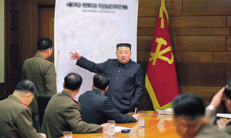 북한은 지난 10일 김정은 국무위원장 주재로 개최한 노동당 중앙군사위원회 확대회의에서 한미가 대응이 불가능한 다양한 군사적 행동방안을 마련하기 위한 실무적 문제 등을 결정했다고 밝혔다. [연합]