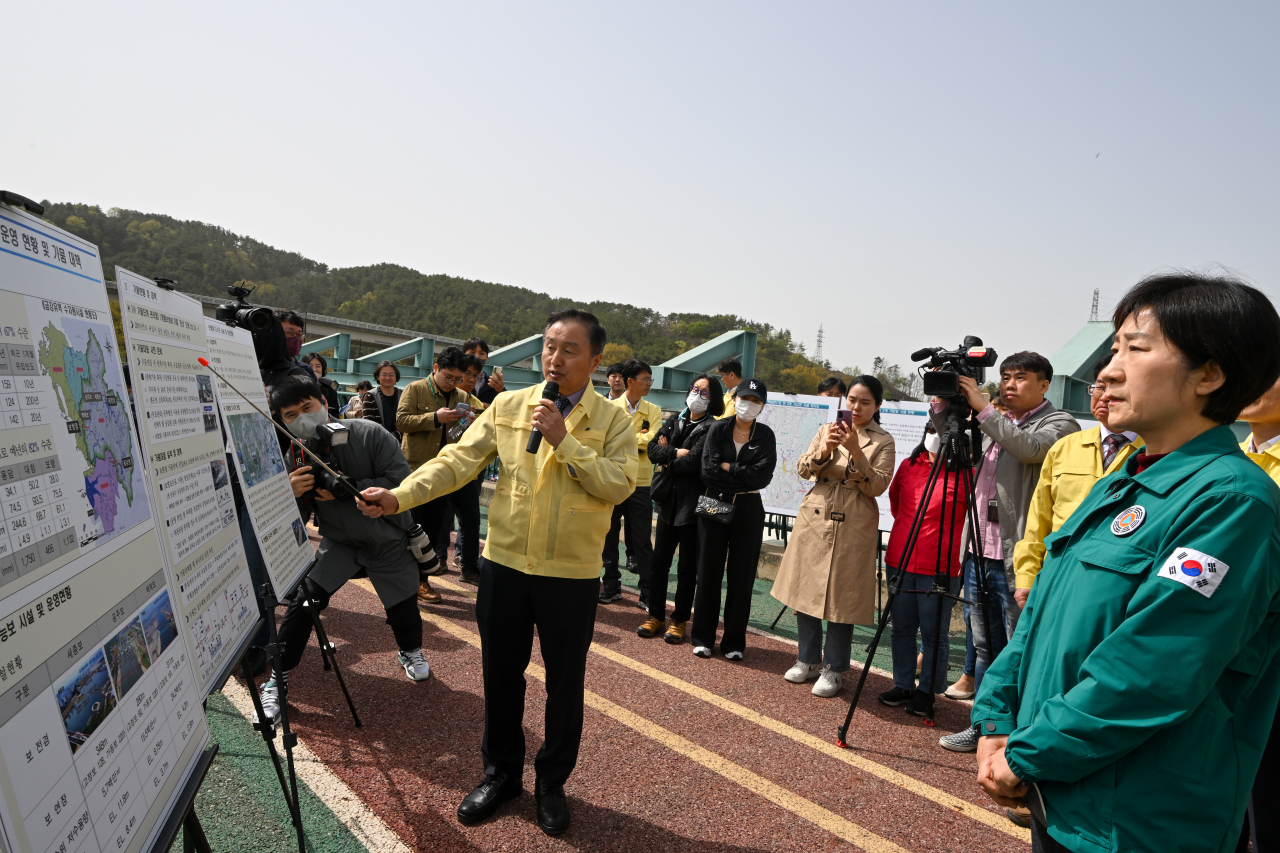 한화진 환경부 장관이13일 충남 부여군 백제보를 방문해 금강 유역 가뭄대응 상황을 점검하고, 가뭄대응 상황을 보고 받고 받고 있다. [사진=공동취재단]