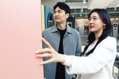 신혼부부의 프리미엄 가전 구매가 늘고 있다. 사진은 모델들이 의류관리기를 살펴보고 있는 모습 [롯데백화점 제공]