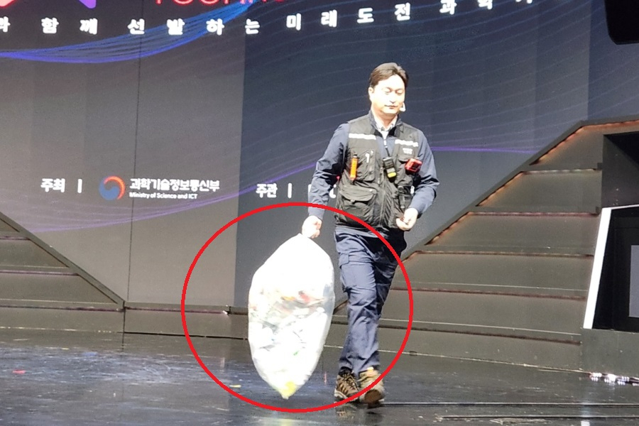 라호원 한국에너지기술연구원 박사는 12일 서울 동대문 V.SPACE에서 열린 ‘출연(연) 테크노믹스 오디션’에서 폐플라스틱을 담은 쓰레기 봉투를 들고 등장해 눈길을 끌었다. 이영기 기자.
