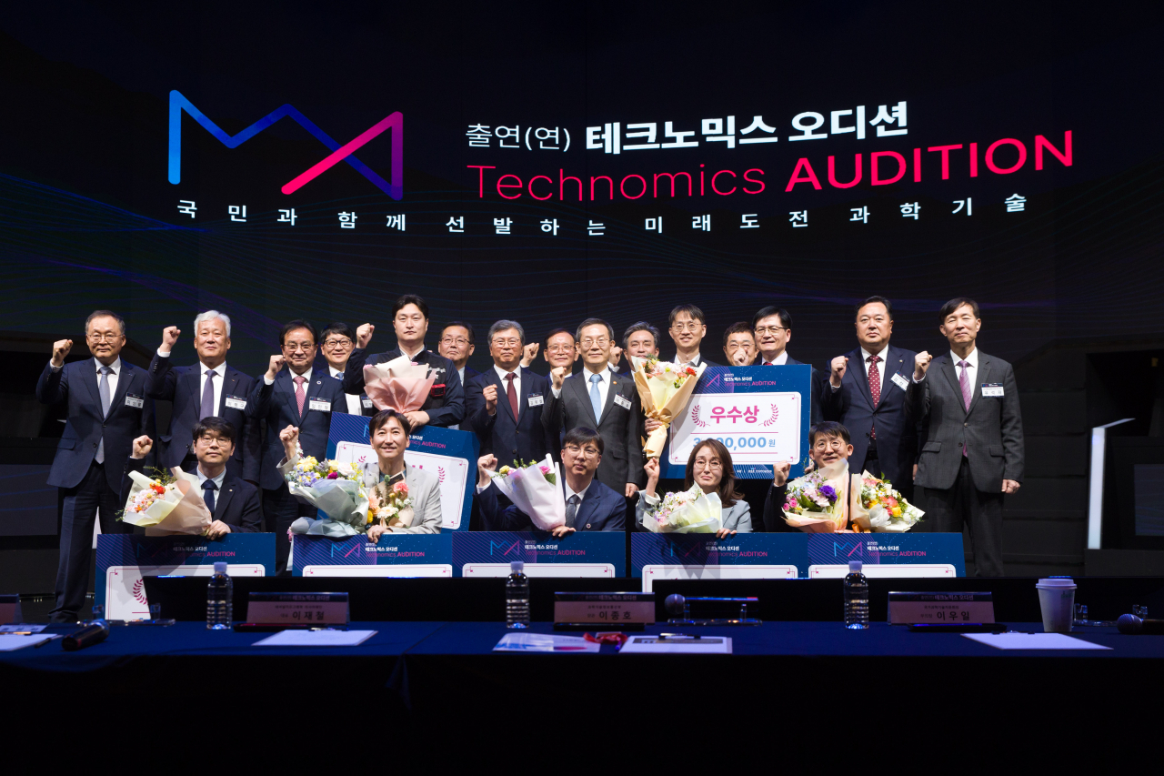 12일 서울 동대문 V.SPACE에서 열린 ‘출연(연) 테크노믹스 오디션’ 에서 이종호 과학기술정보통신부 장관과 수상자들이 기념촬영을 하고 있다. [과학기술정보통신부 제공]