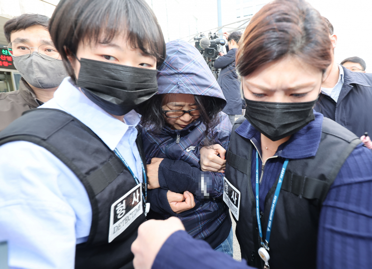 서울 강남 40대 여성 납치·살해 사건의 배후로 지목된 재력가 부부 황은희가 13일 오전 서울 수서경찰서에서 검찰로 송치되고 있다. [연합]