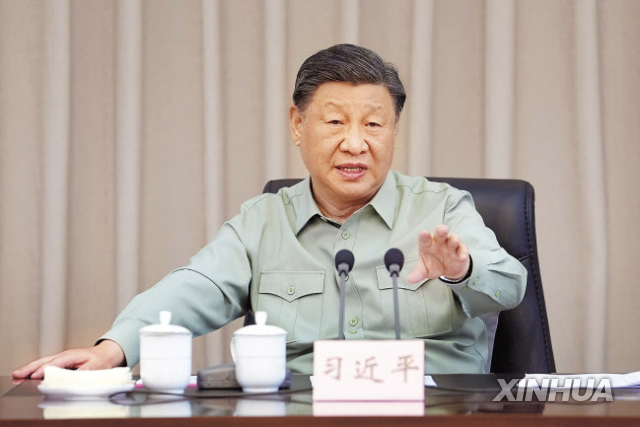 벨파스트(성금요일) 평화협정 25주년을 맞아 아일랜드를 방문 중인 조 바이든 미국 대통령이 12일(현지시간) 던도크의 한 식당에서 연설을 하고 있다(위쪽). 시진핑 중국 국가 주석이 11일(현지시간) 광둥성 잔장의 인민해방군 남부전구사령부 해군 본부를 방문해 연설을 하고 있다. [로이터·신화]