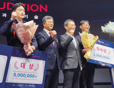 ‘테크노믹스 오디션’에 참석한 출연연 연구원들이 응원하고 있다(위쪽). 라호원(왼쪽부터) 한국에너지기술연구원 박사, 김복철 국가과학기술연구회 이사장, 이종호 과학기술정보통신부 장관, 이경호 한국전기연구원 박사. 이영기 기자·과학기술정보통신부 제공