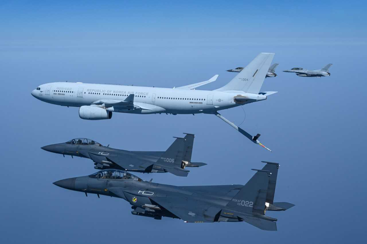 공군 다목적 공중급유수송기 KC-330 시그너스가 피급유기인 F-15K와 KF-16 전투기 편대와 함께 12일 오후 서해 만리포급유공역에서 공중급유임무 수행을 위해 대형을 유지하며 비행하고 있다. [공군 제공]