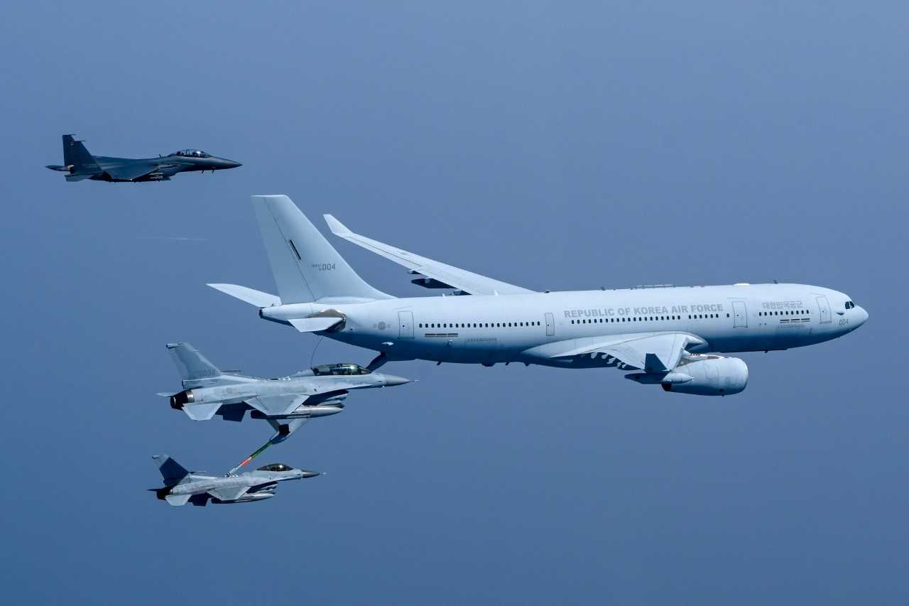 공군 다목적 공중급유수송기 KC-330 시그너스가 피급유기인 KF-16 전투기에 공중급유를 실시하고 있다. 3차원 입체 공간에서 290노트(시속 약 530㎞)가 넘는 속도로 비행하는 2대의 항공기가 지름 약 10㎝의 급유구를 서로 연결해 실시하는 공중급유는 항공기 조종사들의 우수한 기량, 급유통제사와 조종사의 한 몸이 된 것과 같은 정밀한 조직력, 항공기 편대 간 팀워크 등 모든 역량이 집중돼야 성공할 수 있는 고난도 임무다. [공군 제공]