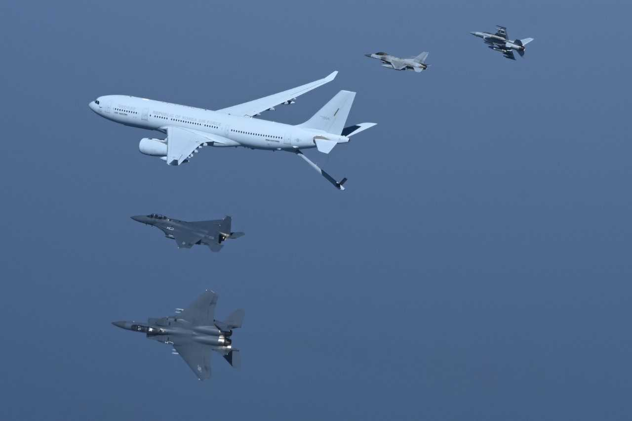 공군 다목적 공중급유수송기 KC-330 시그너스가 피급유기인 F-15K와 KF-16 전투기 편대와 함께 12일 오후 서해 만리포급유공역에서 공중급유임무 수행을 마치고 임무공역으로 이동하고 있다. [공군 제공]