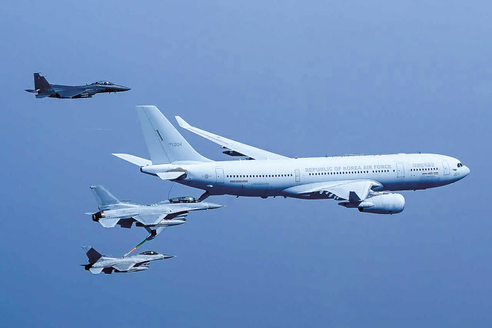 공군 다목적 공중급유수송기 KC-330 시그너스가 피급유기인 KF-16 전투기에 공중급유를 실시하고 있다. 3차원 입체 공간에서 290노트(시속 약 530㎞)가 넘는 속도로 비행하는 2대의 항공기가 지름 약 10㎝의 급유구를 서로 연결해 실시하는 공중급유는 항공기 조종사들의 우수한 기량, 급유통제사와 조종사의 한 몸이 된 것과 같은 정밀한 조직력, 항공기 편대 간 팀워크 등 모든 역량이 집중돼야 성공할 수 있는 고난도 임무다. [공군 제공]