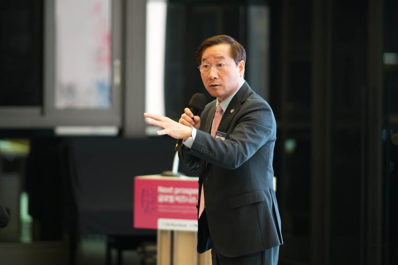 Incheon Mayor Yoo Jeong-bok delivers speech at the Global Business Forum held at the Ambassador Seoul Pullman Hotel, Wednesday. (Park Hae-mook/The Korea Herald)