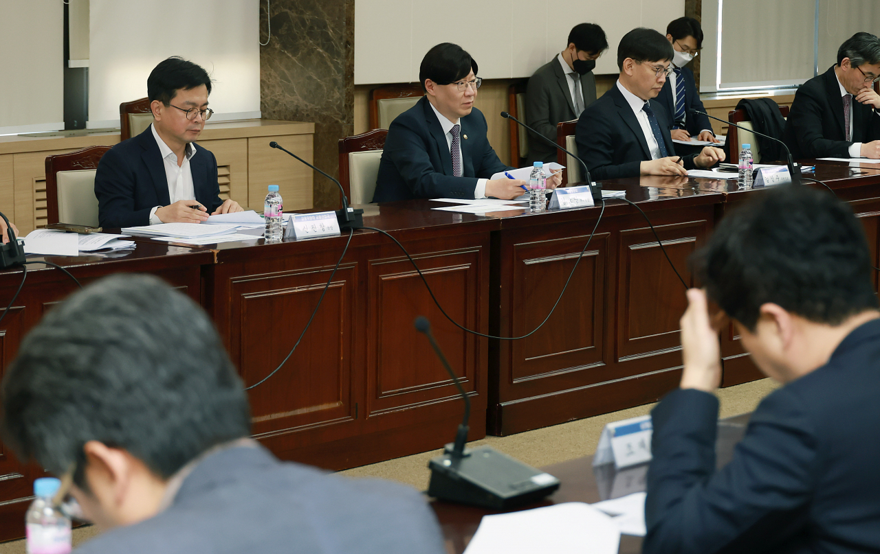 김소영 금융위원회 부위원장이 12일 오후 서울 종로구 정부서울청사 19층 대회의실에서 개최한 은행권 경영.영업관행.제도개선 TF 5차 실무작업반 회의에서 은행권의 사회공헌 활성화 방안과 은행 점포폐쇄 내실화 방안에 대해 논의했다.