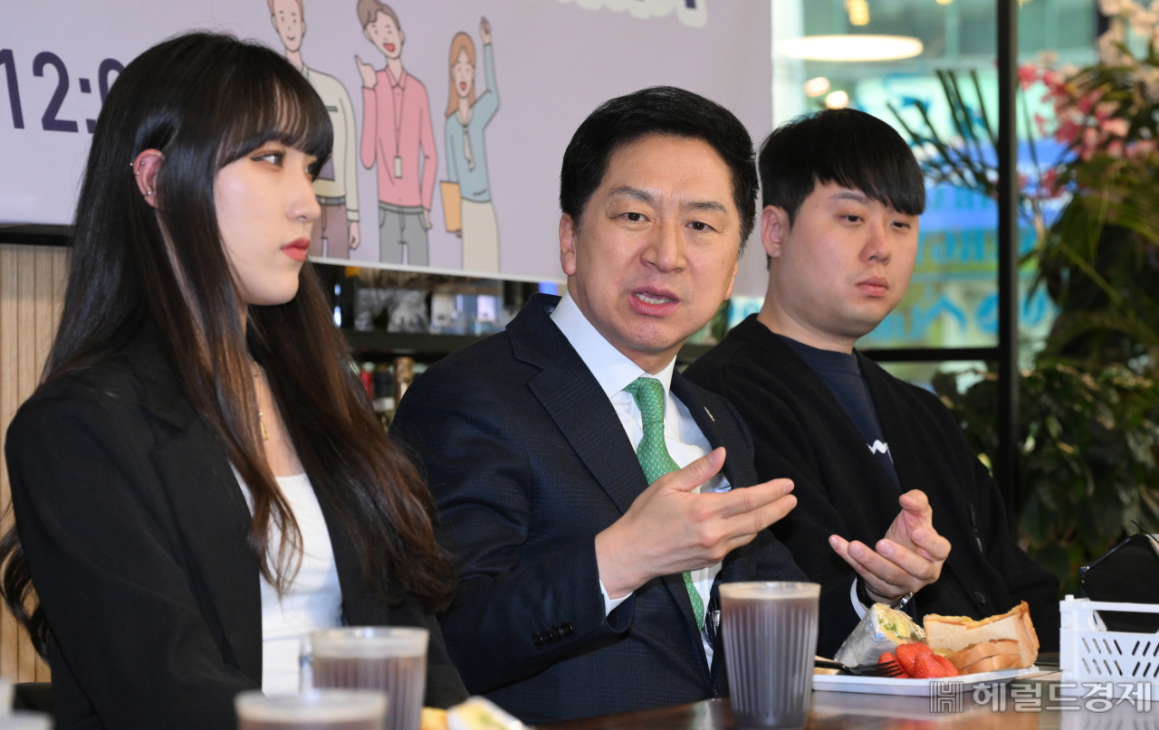 김기현 국민의힘 당대표가 13일 서울 구로구의 한 카페에서 열린 국민의힘 일하는 청년들의 내일을 위한 두 번째 이야기 간담회에 참석하고 있다. 임세준 기자