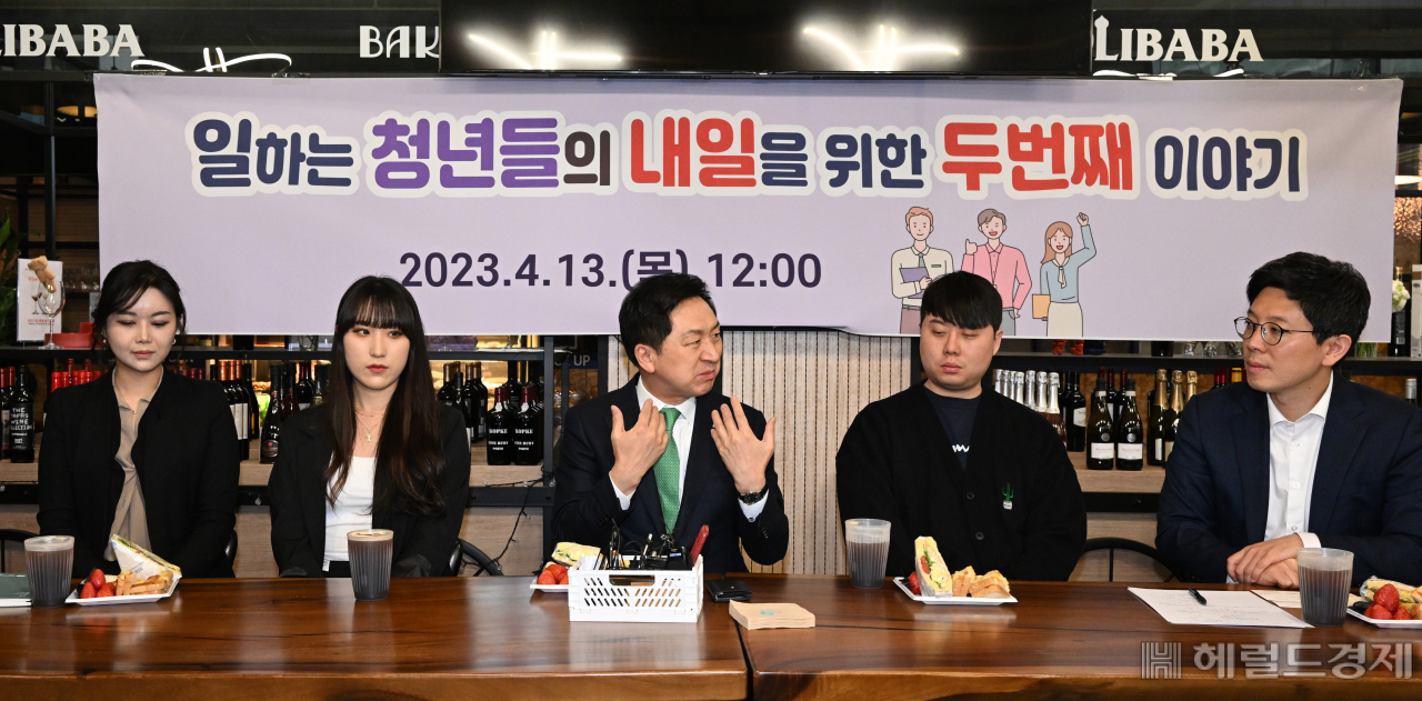 김기현(가운데) 국민의힘 당대표가 13일 서울 구로구의 한 카페에서 열린 국민의힘 일하는 청년들의 내일을 위한 두 번째 이야기 간담회에 참석하고 있다. 임세준 기자