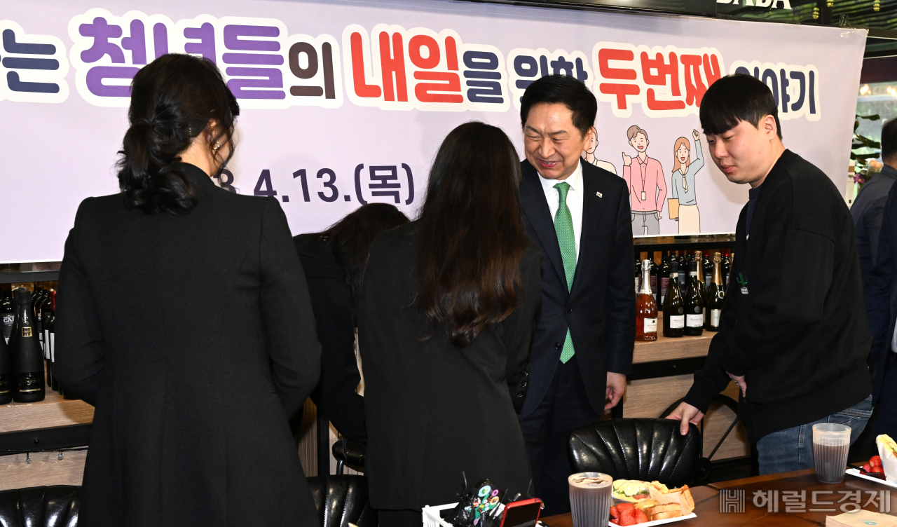 김기현 국민의힘 당대표가 13일 서울 구로구의 한 카페에서 열린 국민의힘 일하는 청년들의 내일을 위한 두 번째 이야기 간담회에 참석해 청년들과 인사를 나누고 있다. 임세준 기자