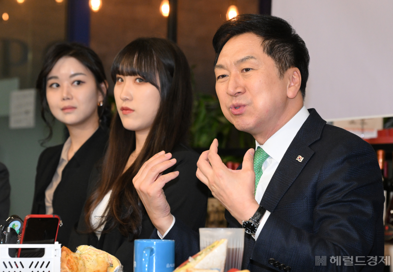 김기현 국민의힘 당대표가 13일 서울 구로구의 한 카페에서 열린 국민의힘 일하는 청년들의 내일을 위한 두 번째 이야기 간담회에 참석하고 있다. 임세준 기자