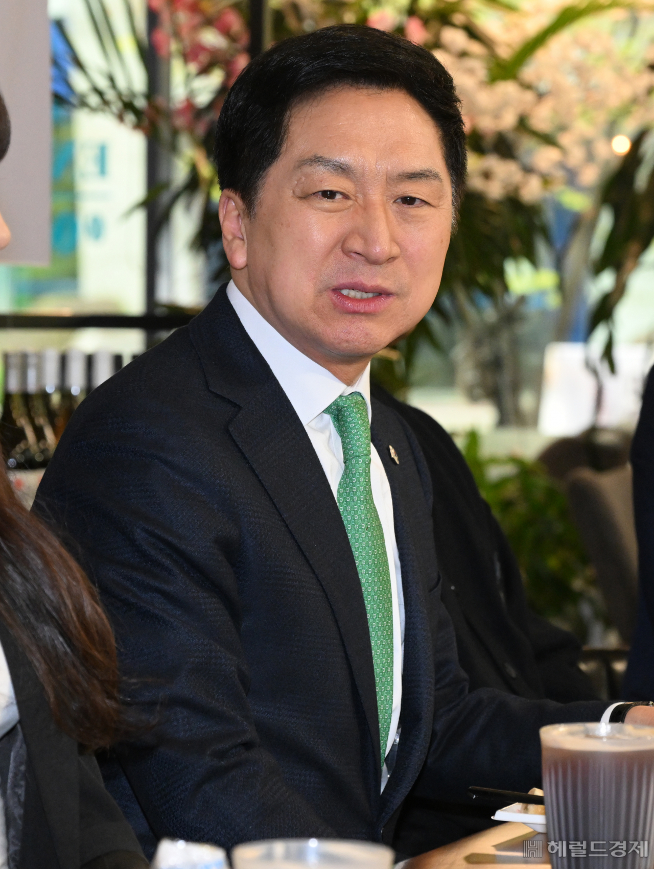 김기현 국민의힘 당대표가 13일 서울 구로구의 한 카페에서 열린 국민의힘 일하는 청년들의 내일을 위한 두 번째 이야기 간담회에 참석하고 있다. 임세준 기자