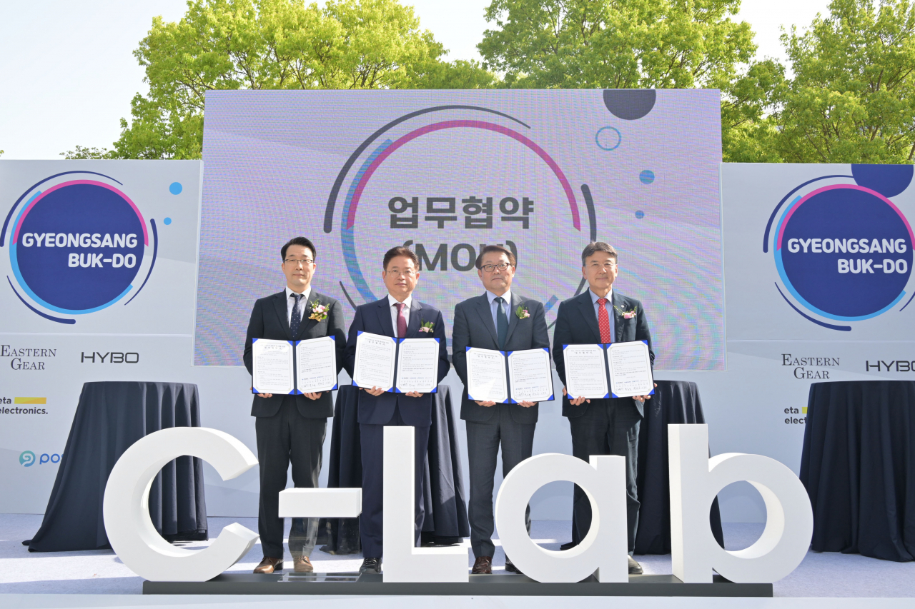 개소식에 참석한 이문락(왼쪽부터) 경북창조경제혁신센터장, 이철우 경북도지사, 박승희 삼성전자 사장, 최외출 영남대 총장 [삼성전자 제공]