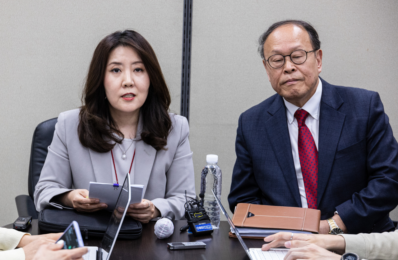 서민정 외교부 아시아태평양국장(왼쪽)과 심규선 일제 강제 동원피해자재단 이사장이 13일 오후 서울 종로구 외교부에서 강제 동원 피해자 15명 중 10명이 배상금 수령을 결정한 것과 관련한 브리핑을 하고 있다. [연합]