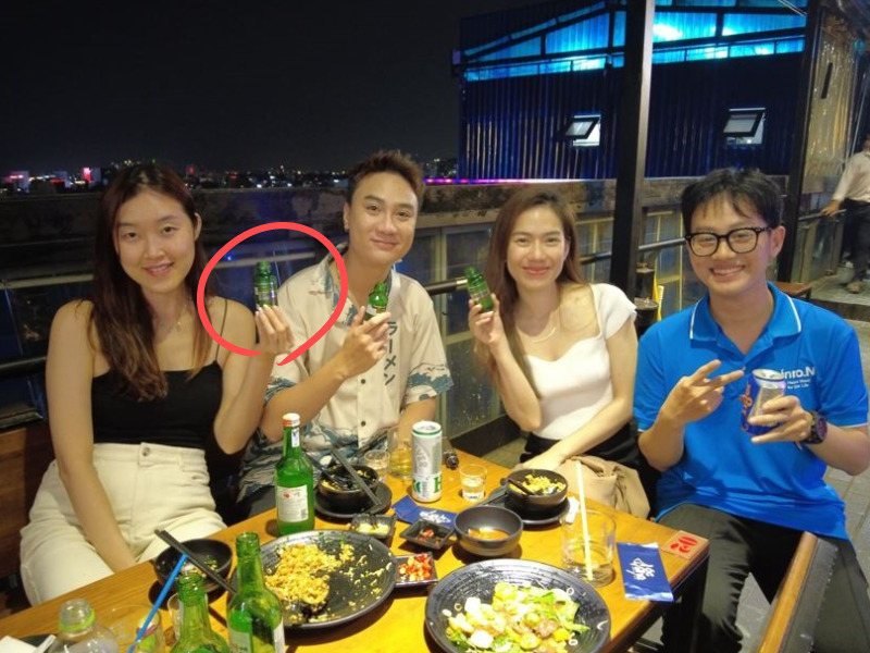 베트남 현지 젊은이들이 컨디션을 마시고 있다[HK이노엔 제공]