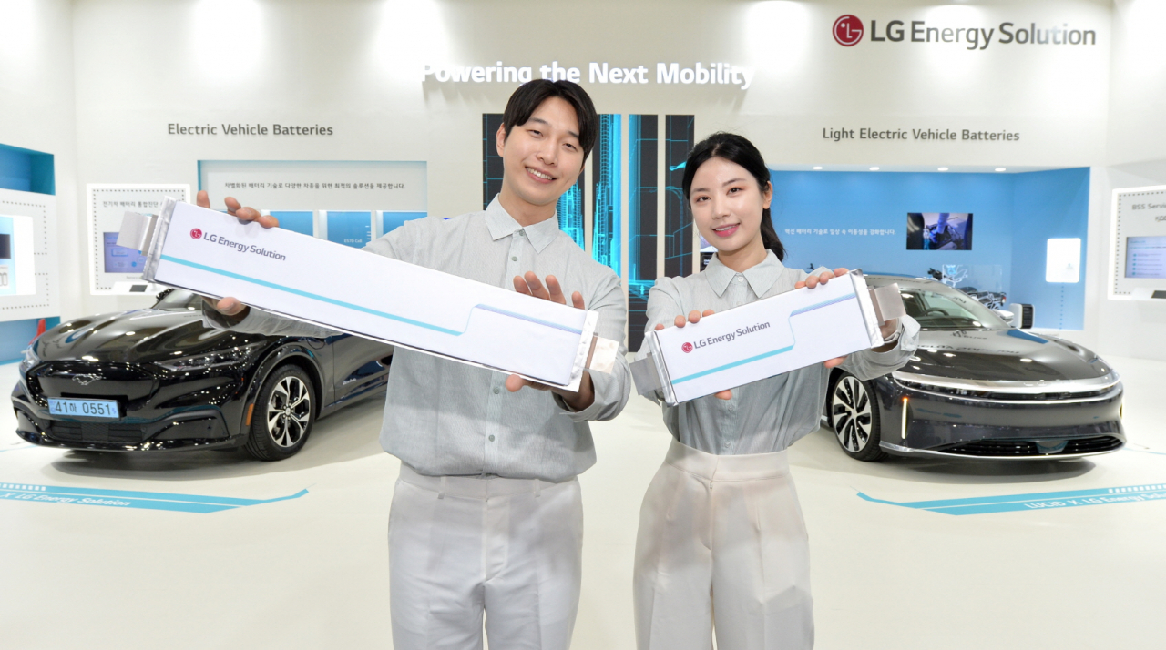 ‘인터배터리 2023’에서 LG에너지솔루션 직원들이 배터리 제품을 소개 중이다. [LG에너지솔루션 제공]