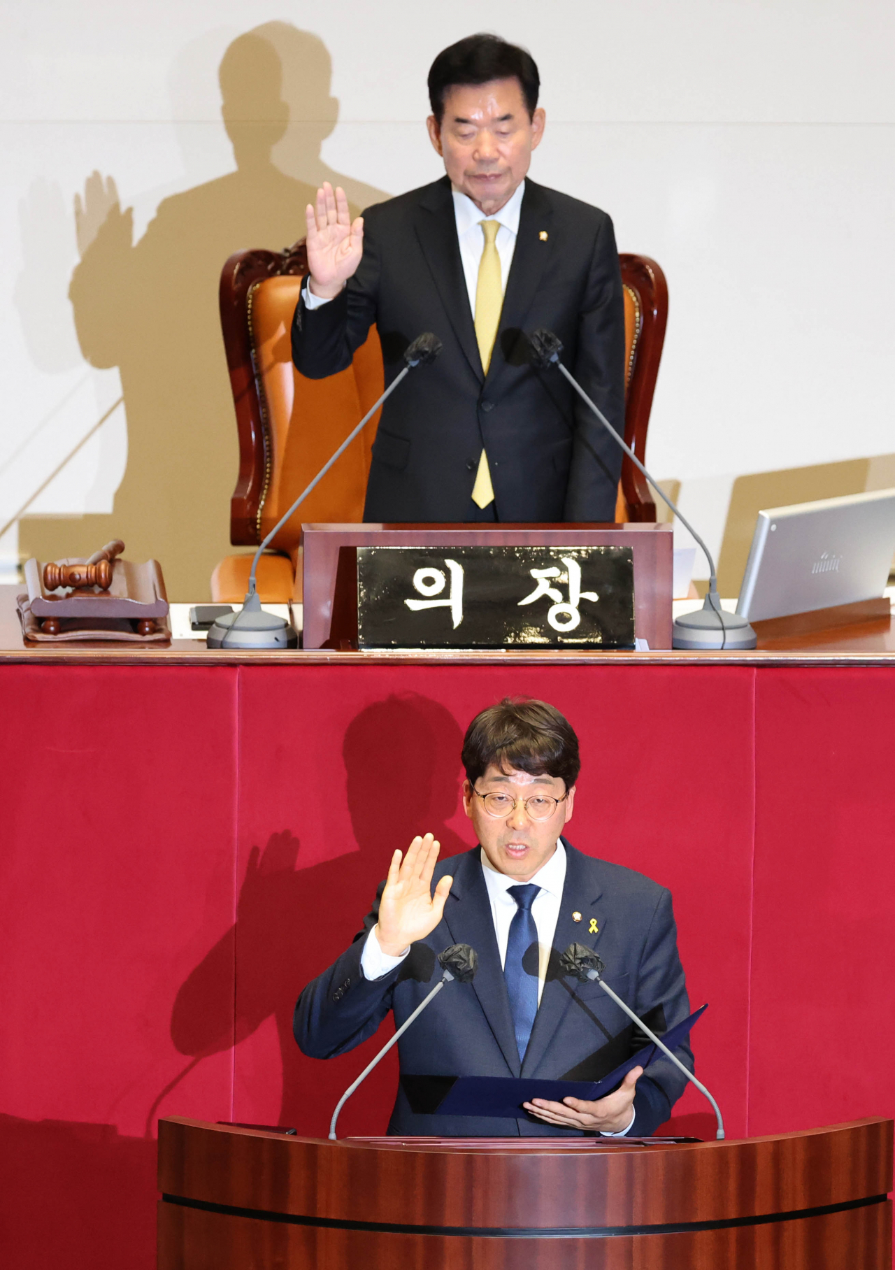 강성희 진보당 의원이 13일 오후 열린 국회 본회의에서 의원선서를 하고 있다. 연합뉴스