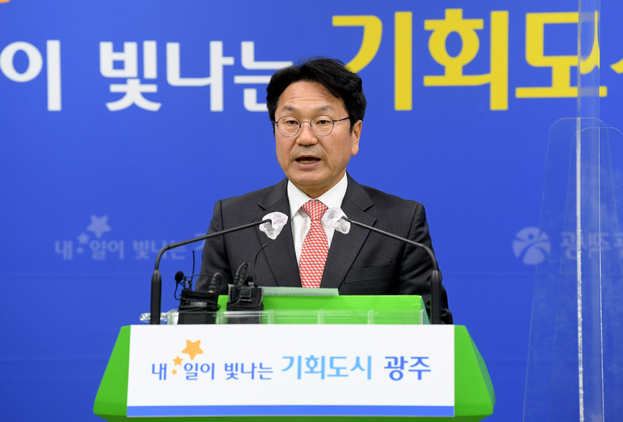 강기정 광주시장이 13일 오후 광주시청에서 군 공항 특별법의 국회 통과를 환영하는 기자회견을 하고 있다. 연합뉴스