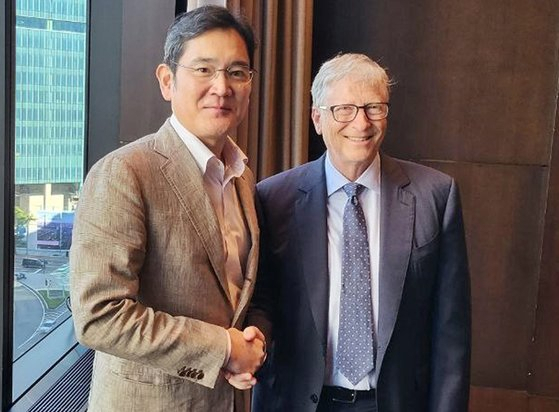 이재용 삼성전자 부회장과 빌 게이츠 마이크로소프트 창업자가 지난해 8월 16일 회동 뒤 악수하고 있다. [삼성전자]