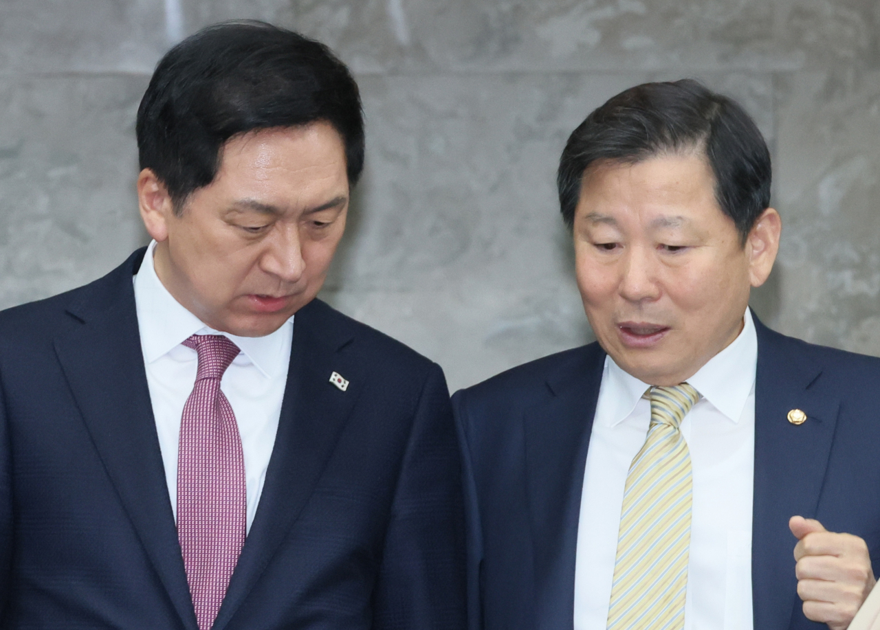 국민의힘 김기현 대표가 13일 오후 국회에서 열린 의원총회에서 이철규 사무총장과 대화하고 있다. [연합]