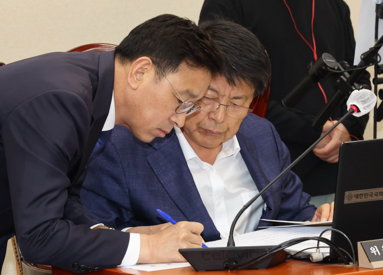 11일 국회에서 열린 기후위기특별위원회 전체회의에서 서삼석 기후위기특별위원장이 더불어민주당 간사인 위성곤 의원과 대화하고 있다. [연합]