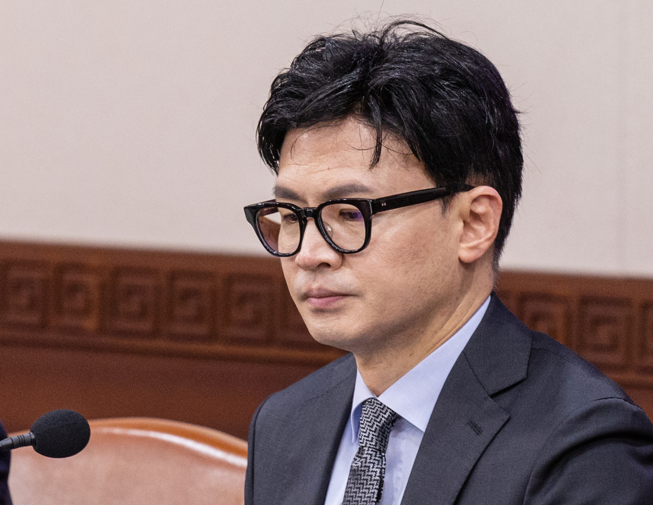 한동훈 법무부 장관이 11일 오전 서울 종로구 정부서울청사에서 열린 국무회의에 뒤늦게 참석해 자리에 앉아 있다. [연합]