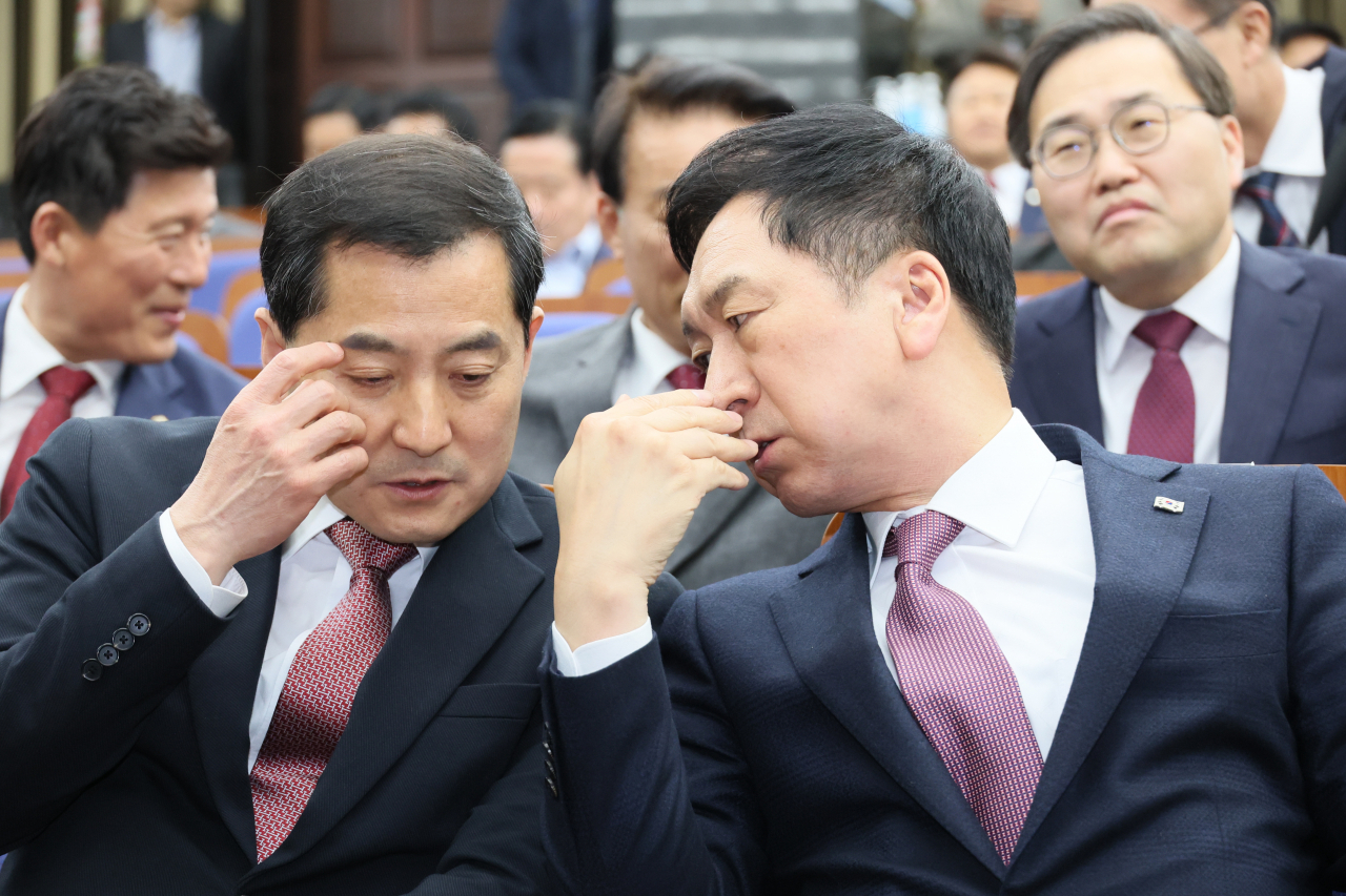 국민의힘 김기현 대표가 13일 오후 국회에서 열린 의원총회에서 박대출 정책위의장과 대화하고 있다. [연합]
