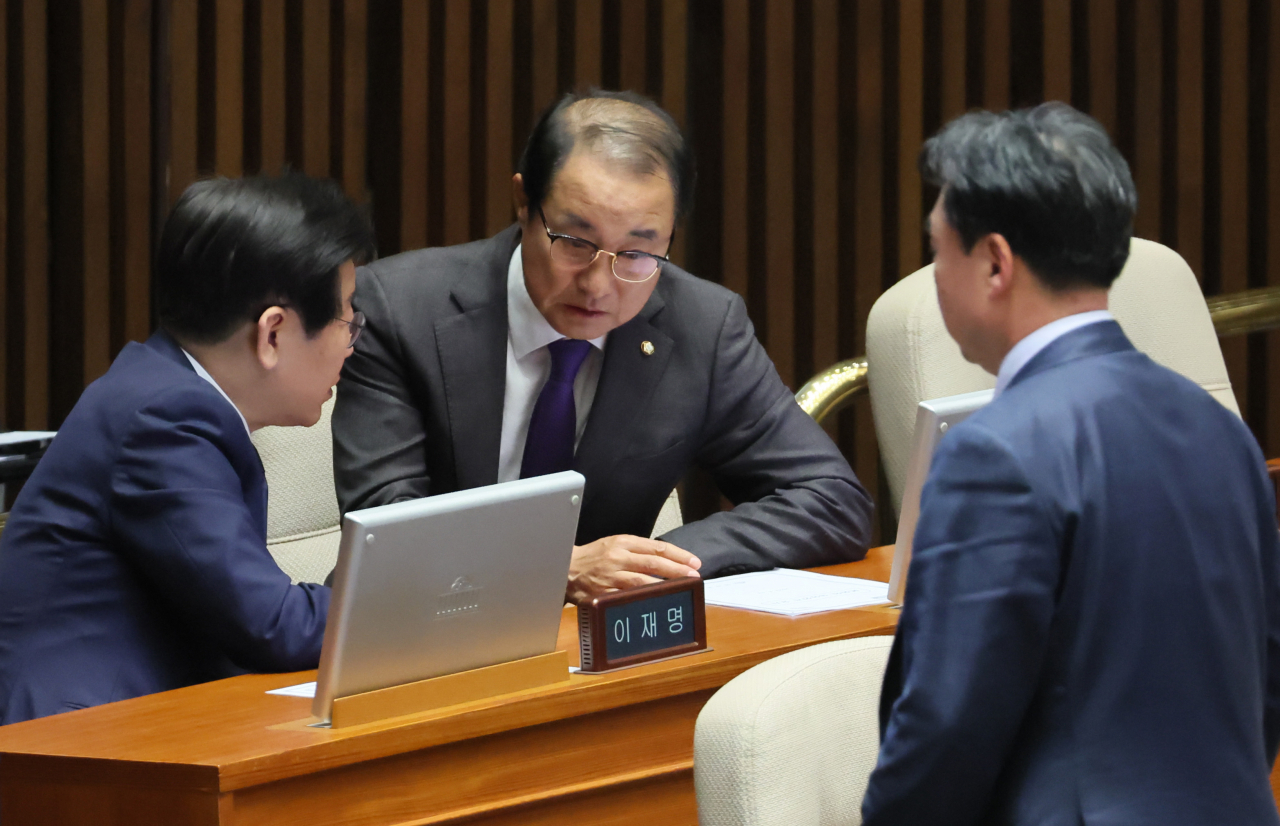 더불어민주당 이재명 대표가 13일 오후 열린 국회 본회의에서 이성만 의원과 대화하고 있다. 오른쪽은 윤관석 의원. [연합]