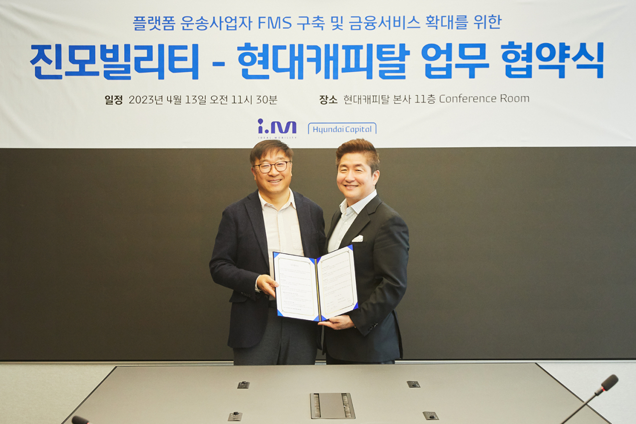 심장수(왼쪽) 현대캐피탈 Auto본부장과 이성욱 진모빌리티 대표가 13일 현대캐피탈 사옥에서 진행된 협약식에서 기념촬영을 하고 있다.[현대캐피탈 제공]