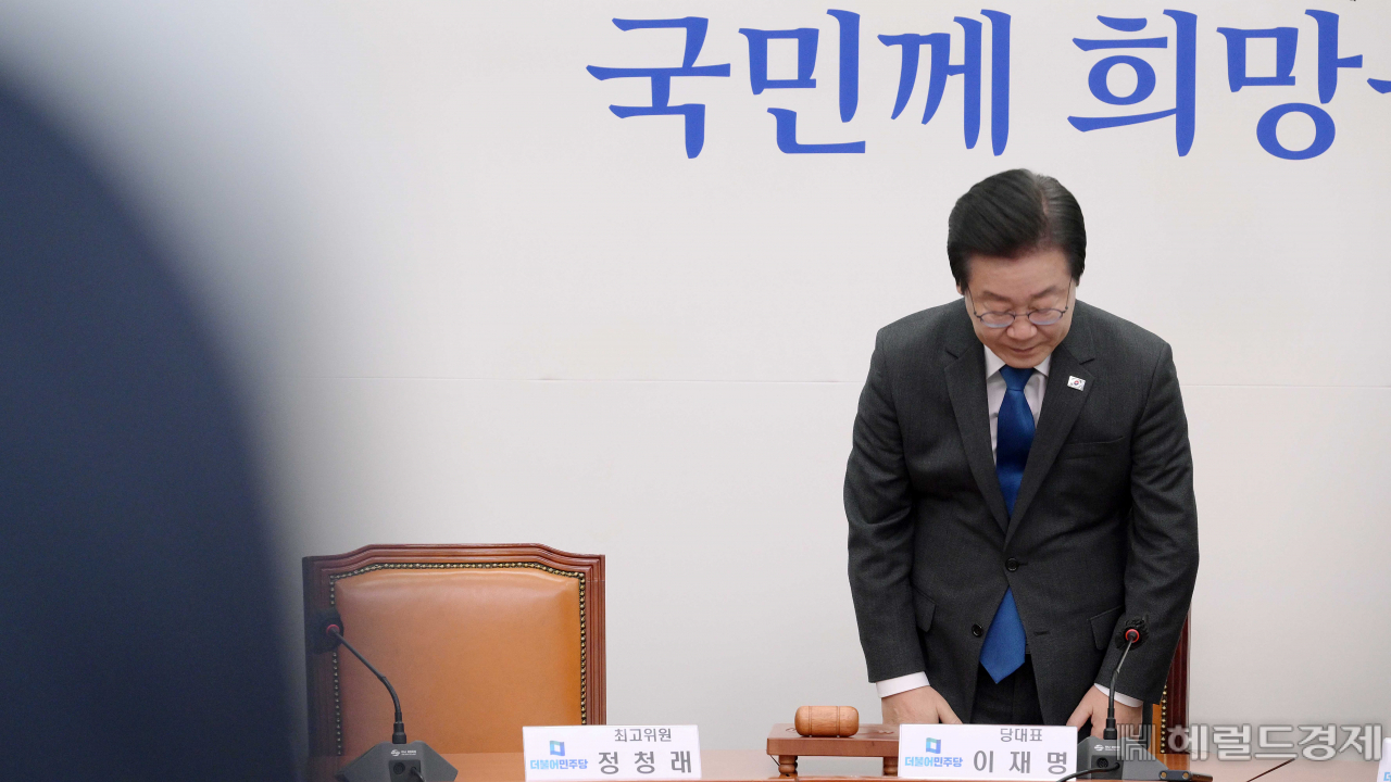 더불어민주당 이재명 대표가 14일 서울 여의도 국회에서 열린 최고위원회에 참석해 인사를 하고 있다. 이상섭 기자