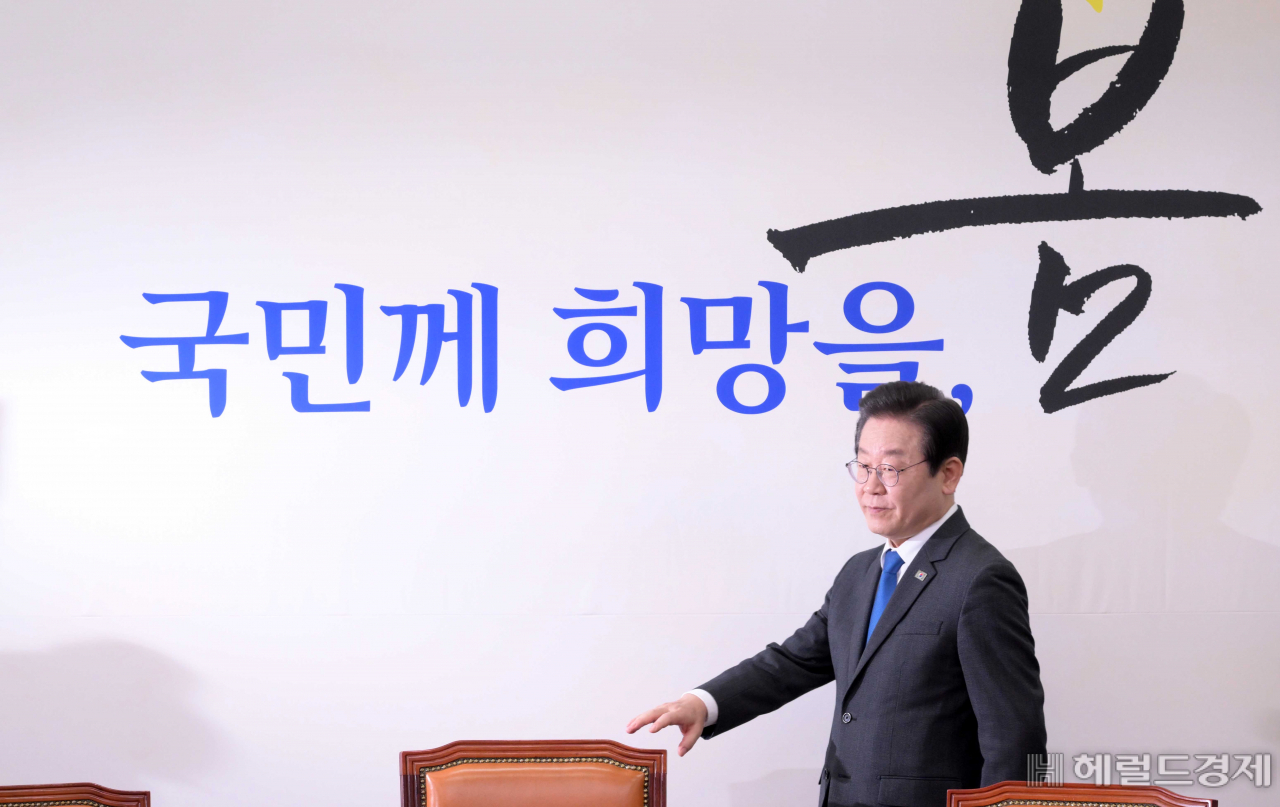 더불어민주당 이재명 대표가 14일 서울 여의도 국회에서 열린 최고위원회에 참석하고 있다. 이상섭 기자