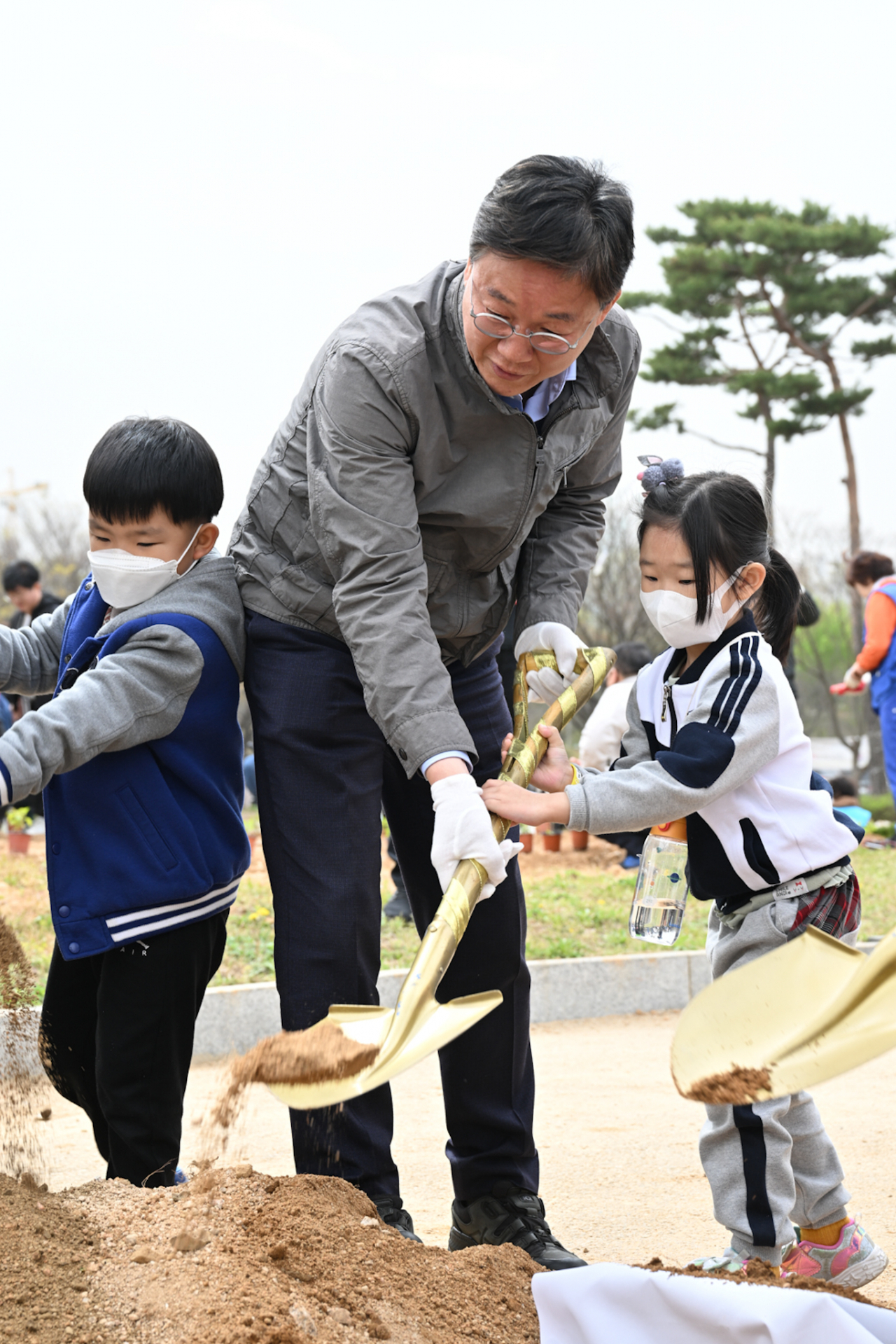 이민근 안산시장이 식재하고있다.[안산시 제공]