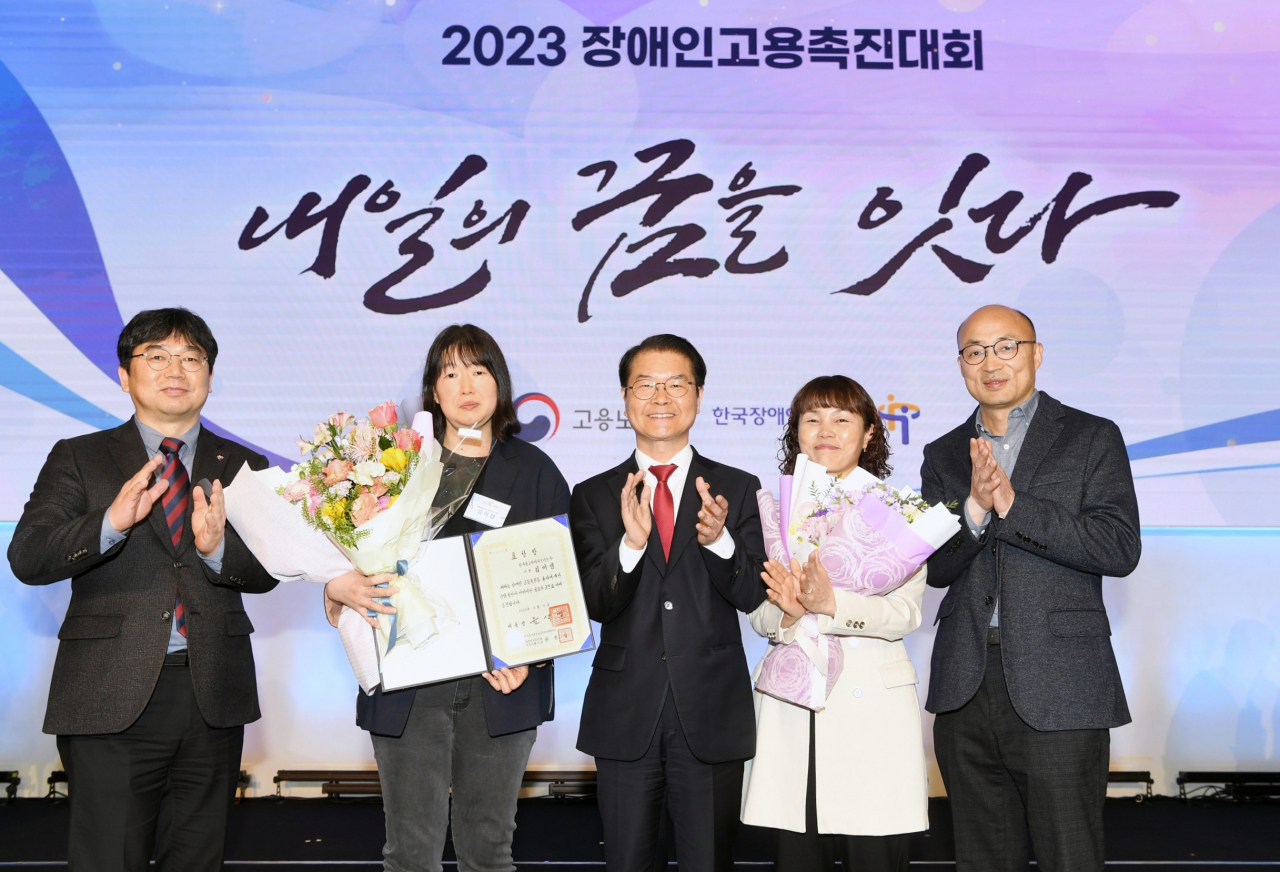 김미영(왼쪽 두번째) 한국동그라미파트너스 사원, 이정식(가운데) 고용노동부 장관 등이 13일 서울올림픽파크텔에서 열린 ‘2023년도 장애인 고용촉진 유공자 정부포상’ 시상식에서 기념촬영을 하고 있다. [한국타이어앤테크놀로지 제공]