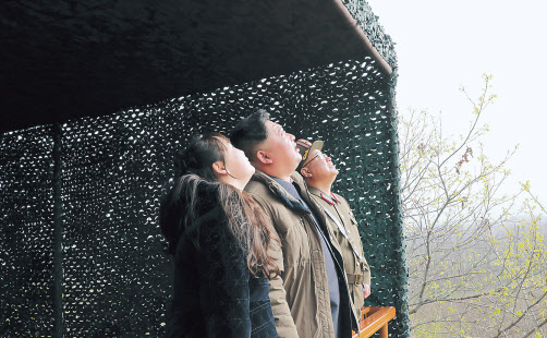 북한이 14일 보도한 영상 일부로 김정은(가운데) 북한 국무위원장이 딸 김주애(왼쪽)와 함께 고체 연료 대륙간탄도미사일(ICBM) ‘화성포-18’형 시험 발사를 지켜보는 장면으로 추정된다. 북한 조선중앙통신은 김 위원장이 참석한 가운데 “지난 13일 공화국전략무력의 전망적인 핵심주력수단으로, 중대한 전쟁억제력의 사명을 수행하게 될 새형의 대륙간탄도미싸일(미사일) ‘화성포-18’형 시험발사가 단행되였다”고 이날 보도했다. [연합]