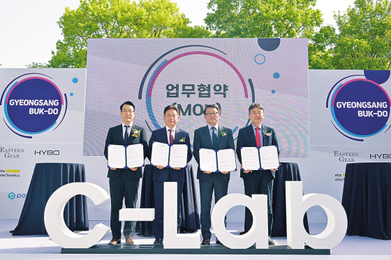 개소식에 참석한 이문락(왼쪽부터) 경북창조경제혁신센터장, 이철우 경북도지사, 박승희 삼성전자 사장, 최외출 영남대 총장 [삼성전자 제공]