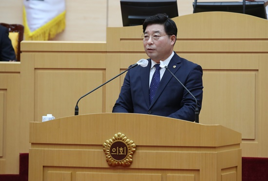 신민호 전남도의원이 14일 본회의장에서 5분 자유발언을 통해 무안공항 방면 고속도로 신설을 촉구하고 있다.